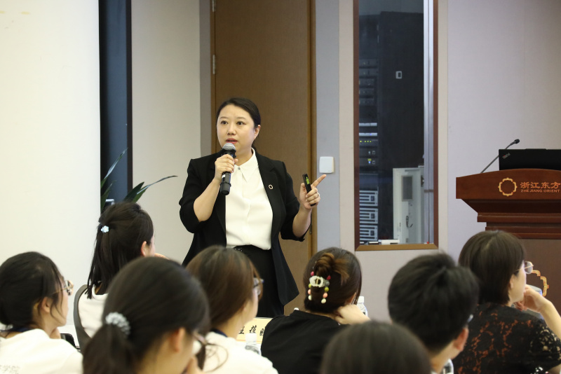 浙江大學經(jīng)濟學院、國際聯(lián)合商學院全國優(yōu)秀大學生夏令營到浙江東方參訪 何欣.jpg